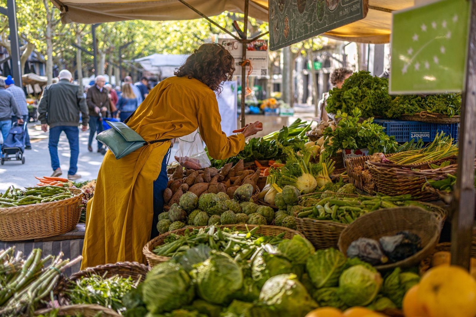 Vicky Lagos eligiendo verdura de temporada en el mercado