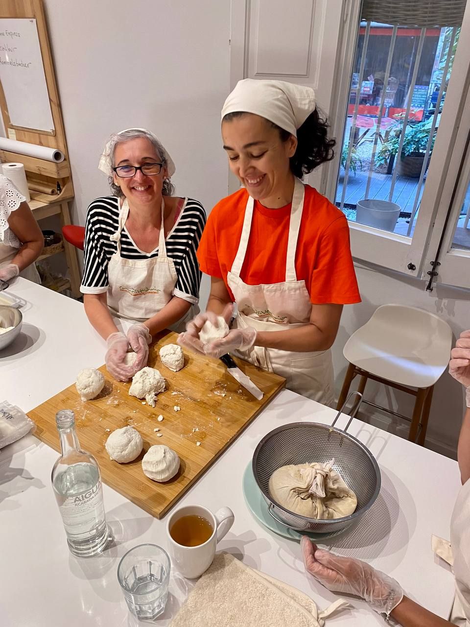 Vicky en un taller de cocina, manos en la masa
