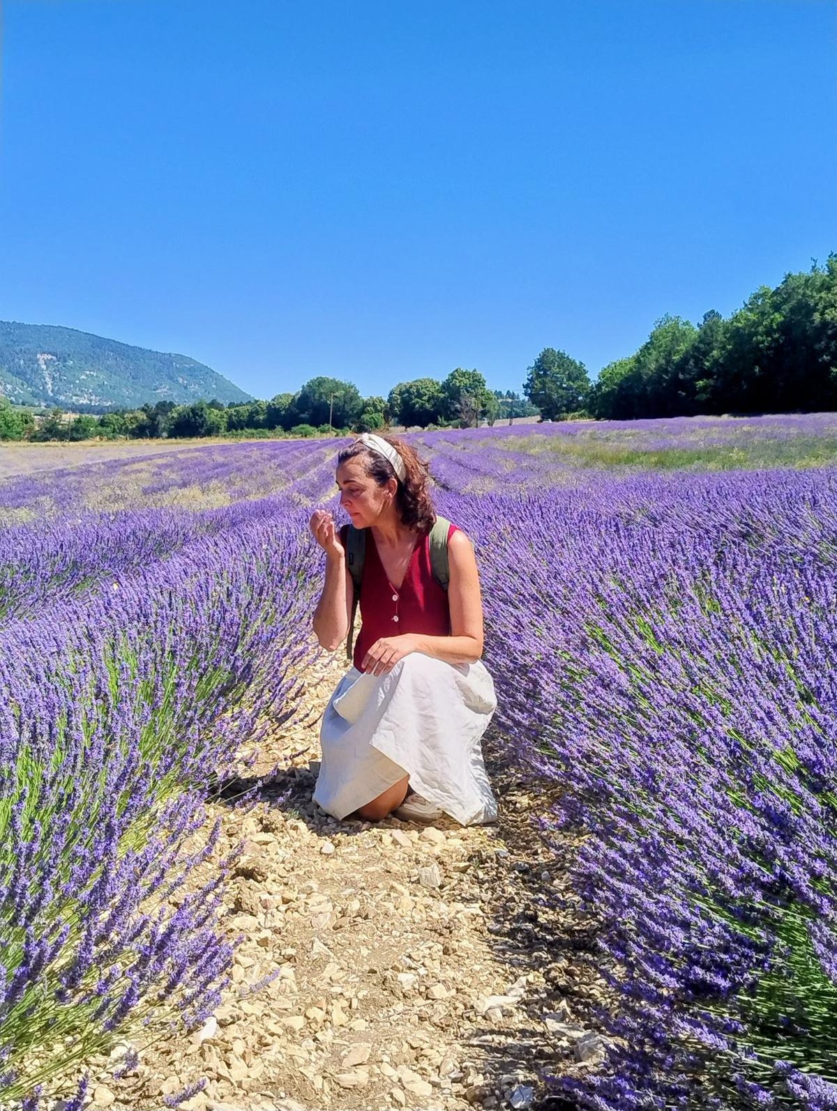 Vicky entre campos de lavanda en la Provenza